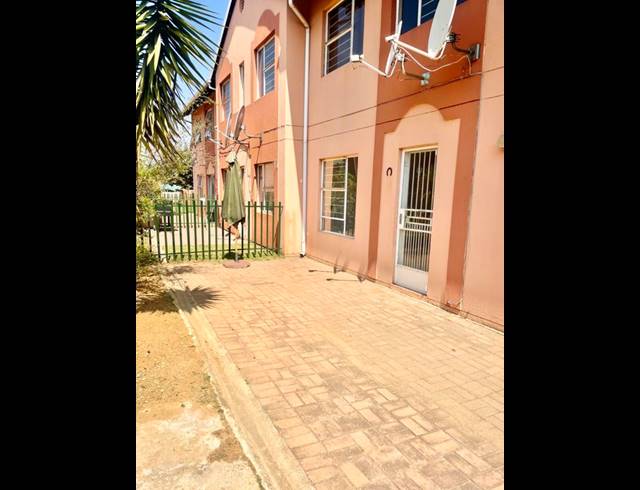 2 BEDROOM APARTMENT FOR SALE IN GERMISTON CENTRAL